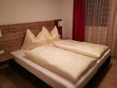Ein Bett oder Betten in einem Zimmer der Unterkunft Jochberger Dorfstubn