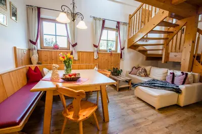 Ein Sitzbereich in der Unterkunft Apartment Bauernhof Thurnummerstall