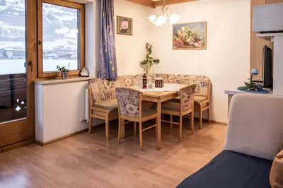 Ein Sitzbereich in der Unterkunft Ferienwohnung Aschenwald