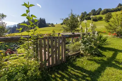 Ein Garten an der Unterkunft Bio-Bauernhof Niederlehen