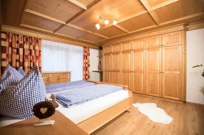 Ein Bett oder Betten in einem Zimmer der Unterkunft Hochmuthhof