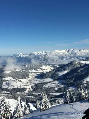 Ein allgemeiner Bergblick oder ein Berglick von der Ferienwohnung aus