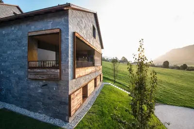 Ein allgemeiner Bergblick oder ein Berglick von der Villa aus