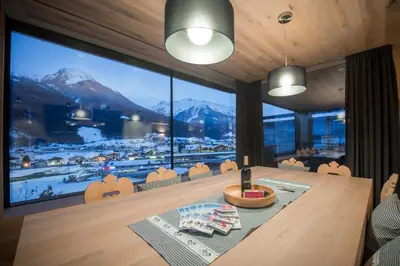 Ein allgemeiner Bergblick oder ein Berglick von der Villa aus