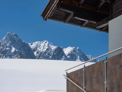 Ein allgemeiner Bergblick oder ein Berglick von des Chalets aus