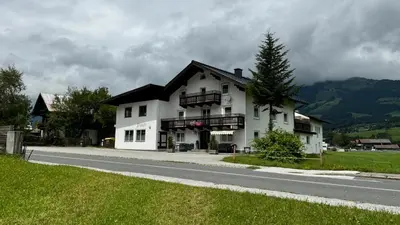 Ein allgemeiner Bergblick oder ein Berglick von des Ferienhauses aus
