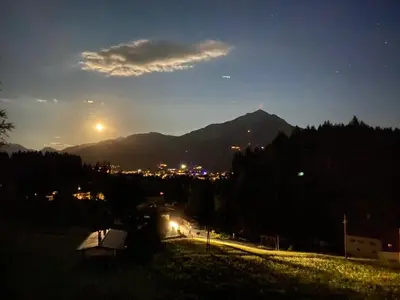 Ein allgemeiner Bergblick oder ein Berglick von der Ferienwohnung aus