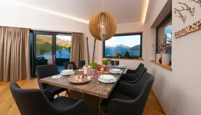 Ein allgemeiner Bergblick oder ein Berglick von der Ferienwohnung aus