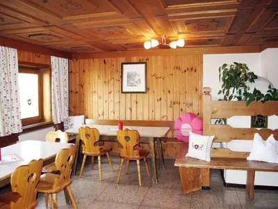 Ein Restaurant oder anderes Speiselokal in der Unterkunft Holiday Home Moosen - NKI210 by Interhome