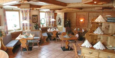 Ein Restaurant oder anderes Speiselokal in der Unterkunft Appartements KALSWIRT