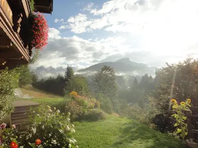 Ein allgemeiner Bergblick oder ein Berglick von der Ferienwohnung aus