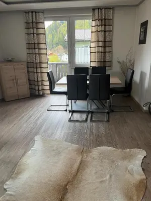 Ein Sitzbereich in der Unterkunft Ferienwohnung mit Blick auf die Buchensteinwand