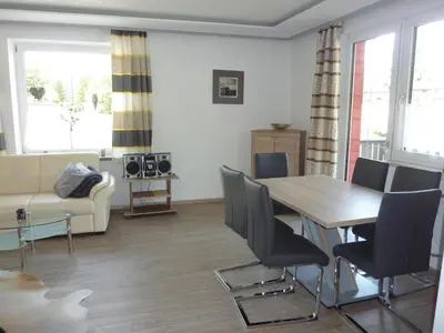 Ein Sitzbereich in der Unterkunft Ferienwohnung mit Blick auf die Buchensteinwand