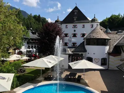 Der Swimmingpool an oder in der Nähe von Family Hotel Schloss Rosenegg