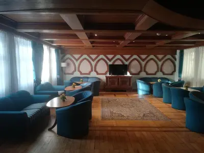 Ein Sitzbereich in der Unterkunft Family Hotel Schloss Rosenegg