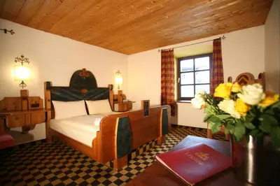 Ein Sitzbereich in der Unterkunft Family Hotel Schloss Rosenegg