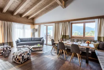 Ein Sitzbereich in der Unterkunft Kaiserlodge