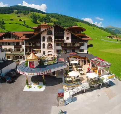 Ein allgemeiner Bergblick oder ein Berglick von des Hotels aus