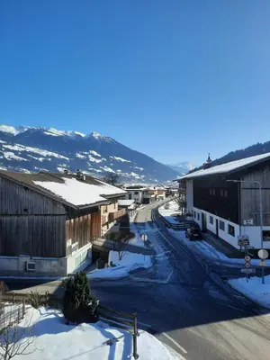Ein allgemeiner Bergblick oder ein Berglick von des Bauernhofs aus