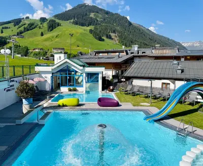 Der Swimmingpool an oder in der Nähe von Wellness- und Familienhotel Egger