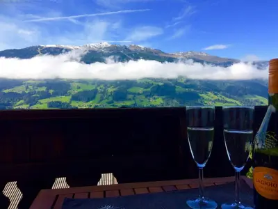 Ein allgemeiner Bergblick oder ein Berglick von der Ferienwohnung aus