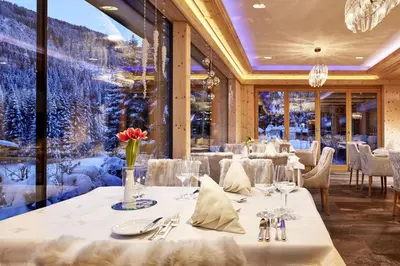 Ein Restaurant oder anderes Speiselokal in der Unterkunft Hotel Schönruh