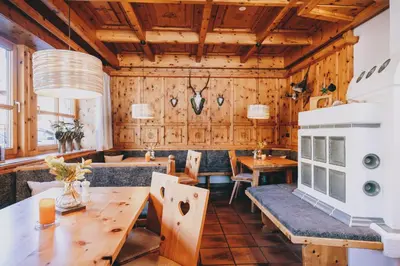 Ein Sitzbereich in der Unterkunft Ski & Bike Hotel Wiesenegg