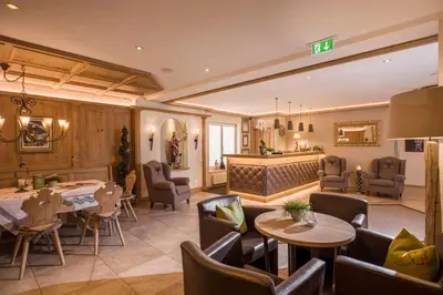 Ein Sitzbereich in der Unterkunft Alpen Glück Hotel Kirchberger Hof