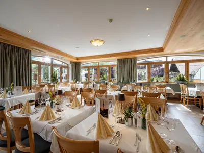Ein Restaurant oder anderes Speiselokal in der Unterkunft Alpen Glück Hotel Kirchberger Hof