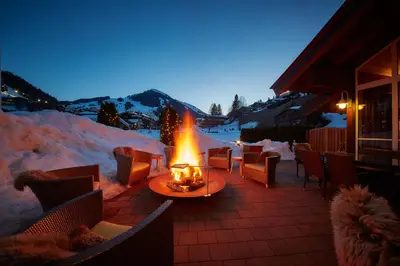 Ein allgemeiner Bergblick oder ein Berglick von des Aparthotels aus