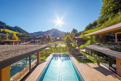 Ein allgemeiner Bergblick oder ein Berglick von des Aparthotels aus