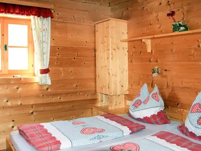 Ein Bett oder Betten in einem Zimmer der Unterkunft Chalet Sturmbachhütte by Interhome