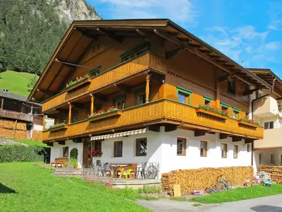 Das Gebäude in dem sich das Ferienhaus befindet