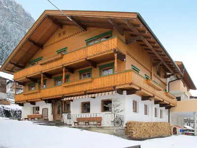 Ein allgemeiner Bergblick oder ein Berglick von des Ferienhauses aus