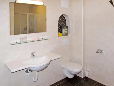 Ein Badezimmer in der Unterkunft Apartment Edelweiss by Interhome