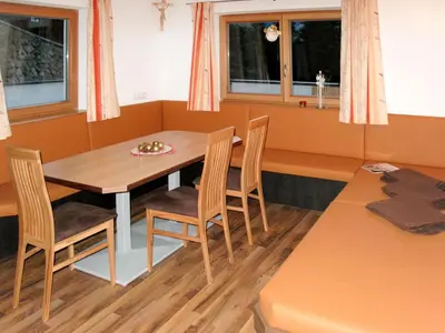 Ein Restaurant oder anderes Speiselokal in der Unterkunft Apartment Edelweiss by Interhome
