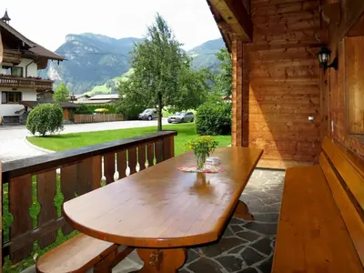 Ein allgemeiner Bergblick oder ein Berglick von des Chalets aus