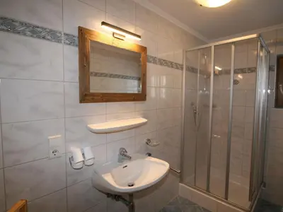 Ein Badezimmer in der Unterkunft Chalet Heisenhaushütte by Interhome
