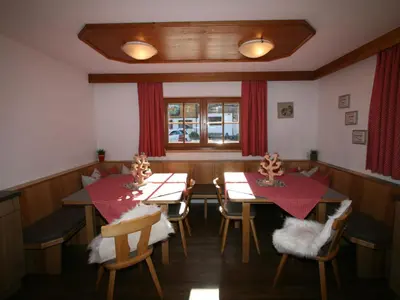 Ein Sitzbereich in der Unterkunft Chalet Heisenhaushütte by Interhome