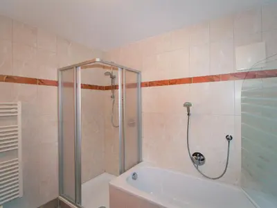 Ein Badezimmer in der Unterkunft Apartment Lechners Wohnwelt-3 by Interhome