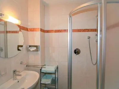 Ein Badezimmer in der Unterkunft Apartment Lechners Wohnwelt-3 by Interhome