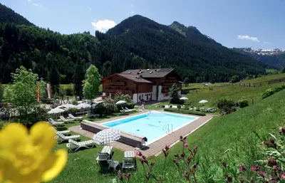 Ein allgemeiner Bergblick oder ein Berglick von des Hotels aus