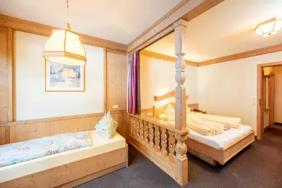 Ein Bett oder Betten in einem Zimmer der Unterkunft Familienhotel Lengauer Hof