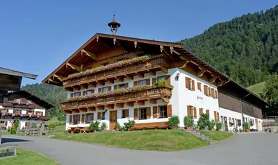 Ein allgemeiner Bergblick oder ein Berglick von des Bauernhofs aus