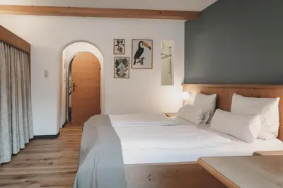 Ein Bett oder Betten in einem Zimmer der Unterkunft Hotel & Appartements Tiroler Buam