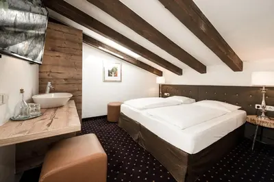 Ein Bett oder Betten in einem Zimmer der Unterkunft Hotel & Appartements Tiroler Buam