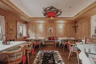 Ein Restaurant oder anderes Speiselokal in der Unterkunft Hotel & Appartements Tiroler Buam