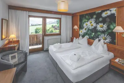 Ein Bett oder Betten in einem Zimmer der Unterkunft Gartenhotel Crystal