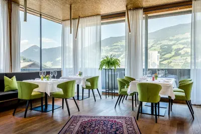 Ein allgemeiner Bergblick oder ein Berglick von des Hotels aus