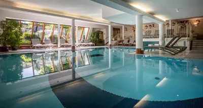 Der Swimmingpool an oder in der Nähe von Gartenhotel Crystal